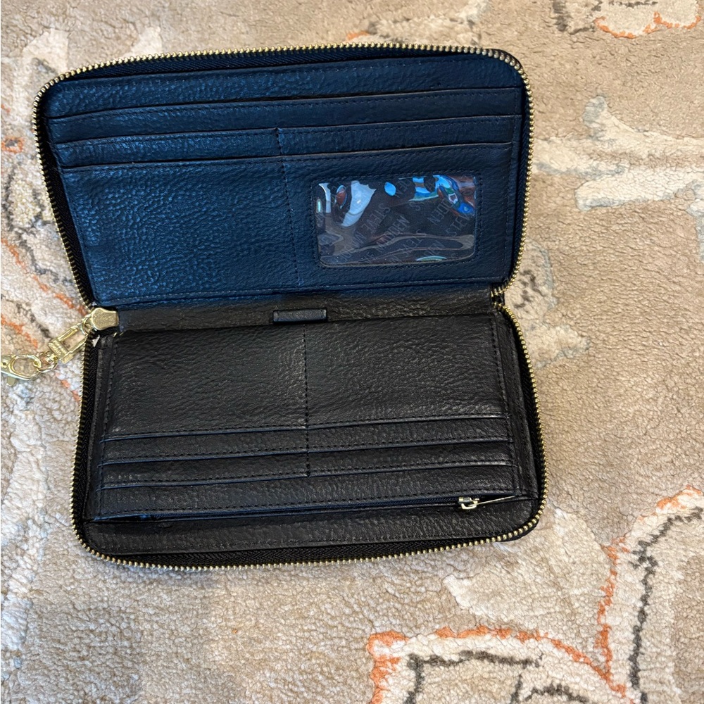Steve Madden Embossed Black Zip Wallet - Picture 3 of 3